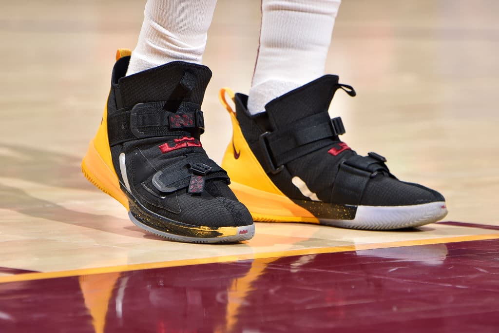 Con broches en lugar de agujetas, así salió a la duela Tristan Thompson #de los Cleveland Cavaliers para enfrentar al Miami Heat.