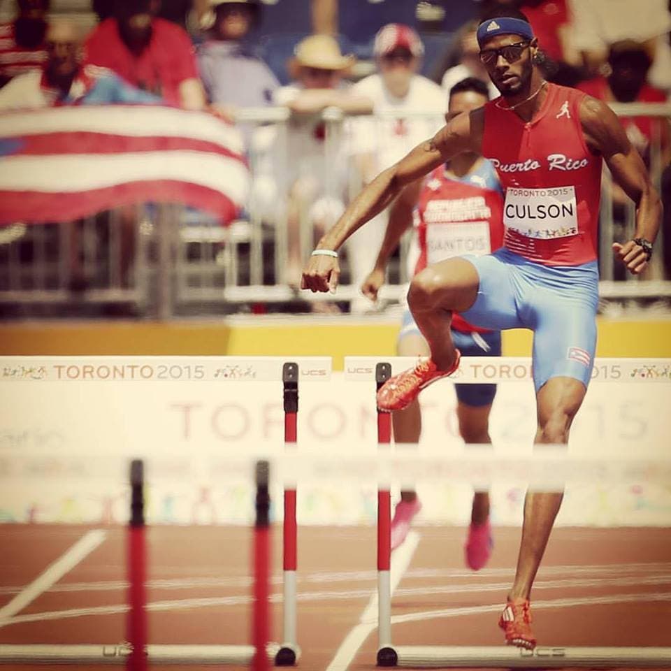 Medallista de plata panamericana en 400 metros con vallas.