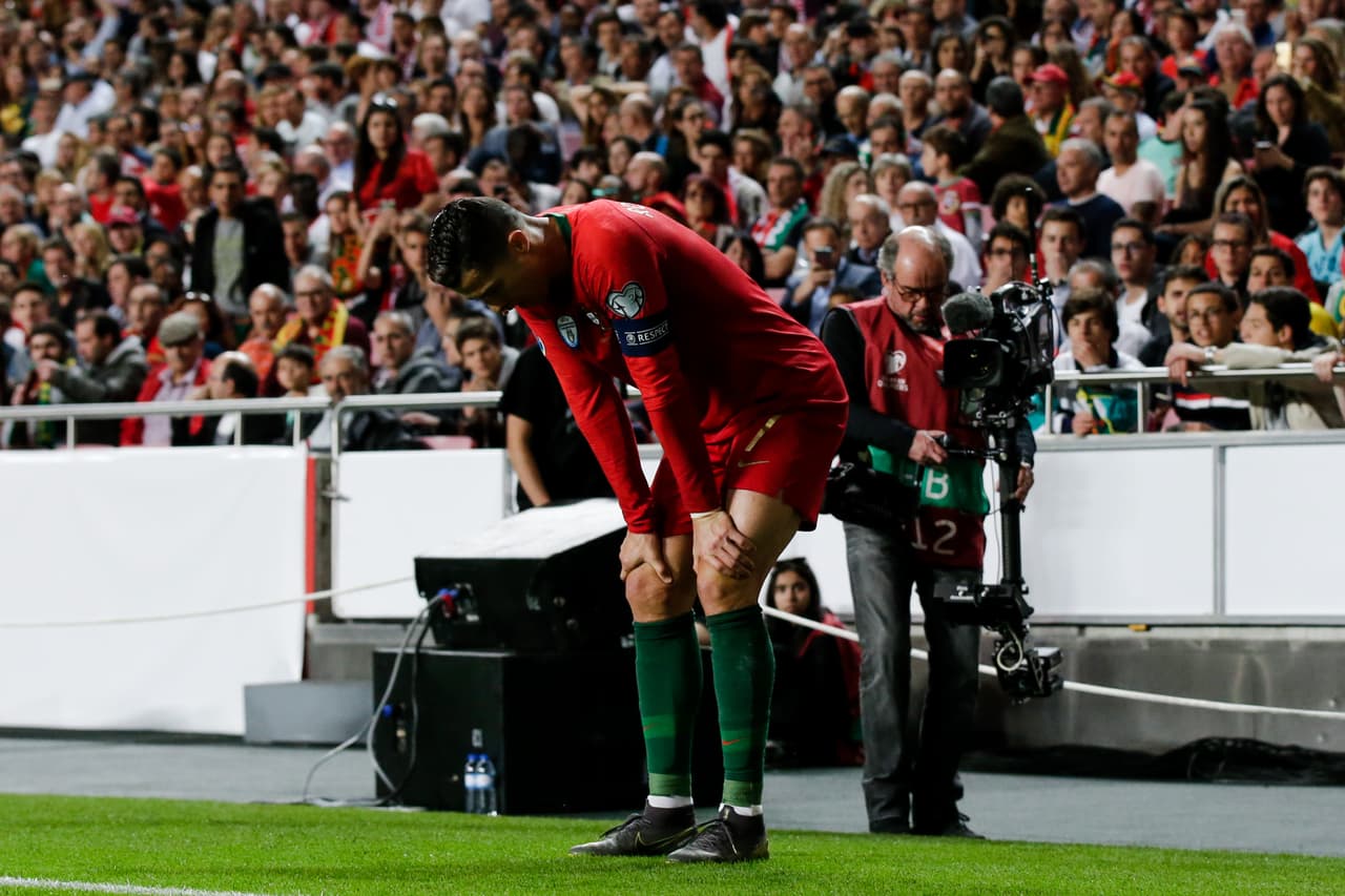 Durante el duelo entre Portugal y Serbia, por las eliminatorias a la Euro 2020, Cristiano Ronaldo tuvo que salir sustituido por una lesión muscular. La Juventus confirmó que se trata de algo leve en los flexores del muslo derecho y que seguirá en revisión para determinar su tiempo de baja.