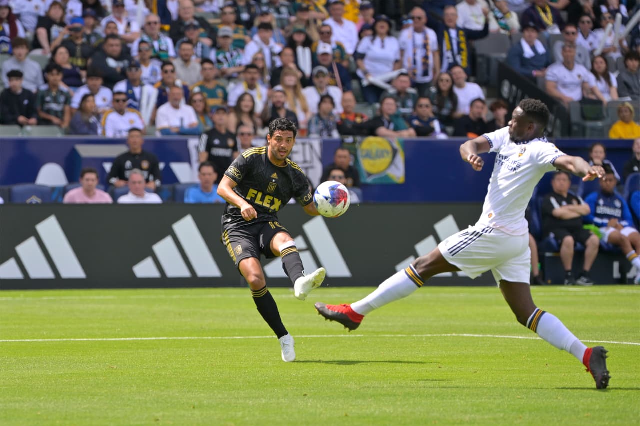 Con los goles anotados el sábado, Carlos Vela se convirtió en el máximo anotador en la historia de 'El Tráfico'. El mexicano suma ahora 10 anotaciones en estos derbis, superando a Zlatan Ibrahimovic (8).
<br>