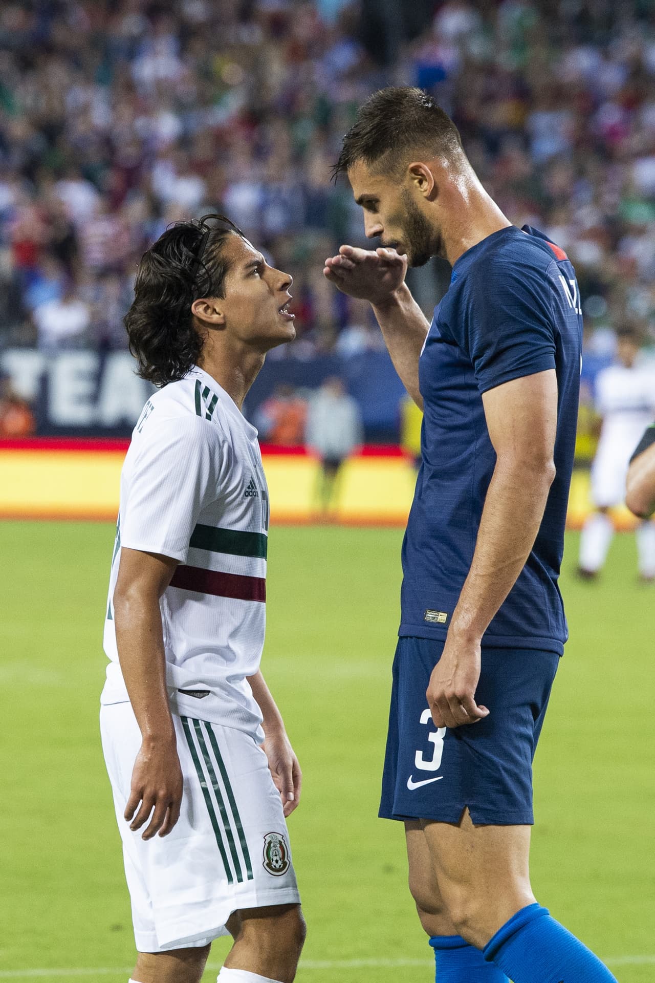 Aunque Lainez no se achicó y fue de frente contra el defensa del Nantes (Francia). Miazga seguía ridiculizándolo por su estatura.