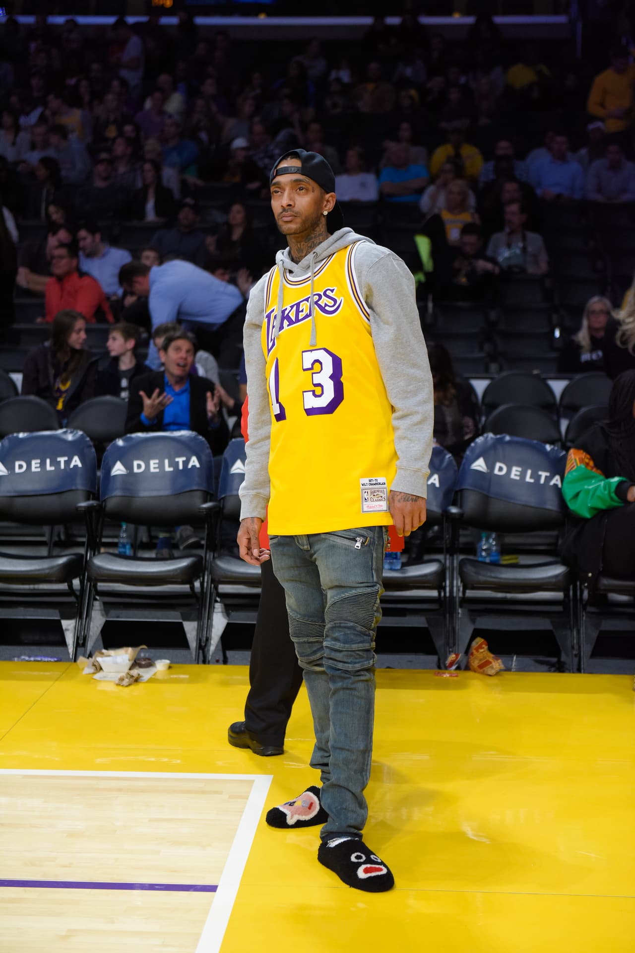 En el Staples Center casi que un fijo en las tribunas era Hussle, que por lo general llevaba su jersey amarillo con orgullo.