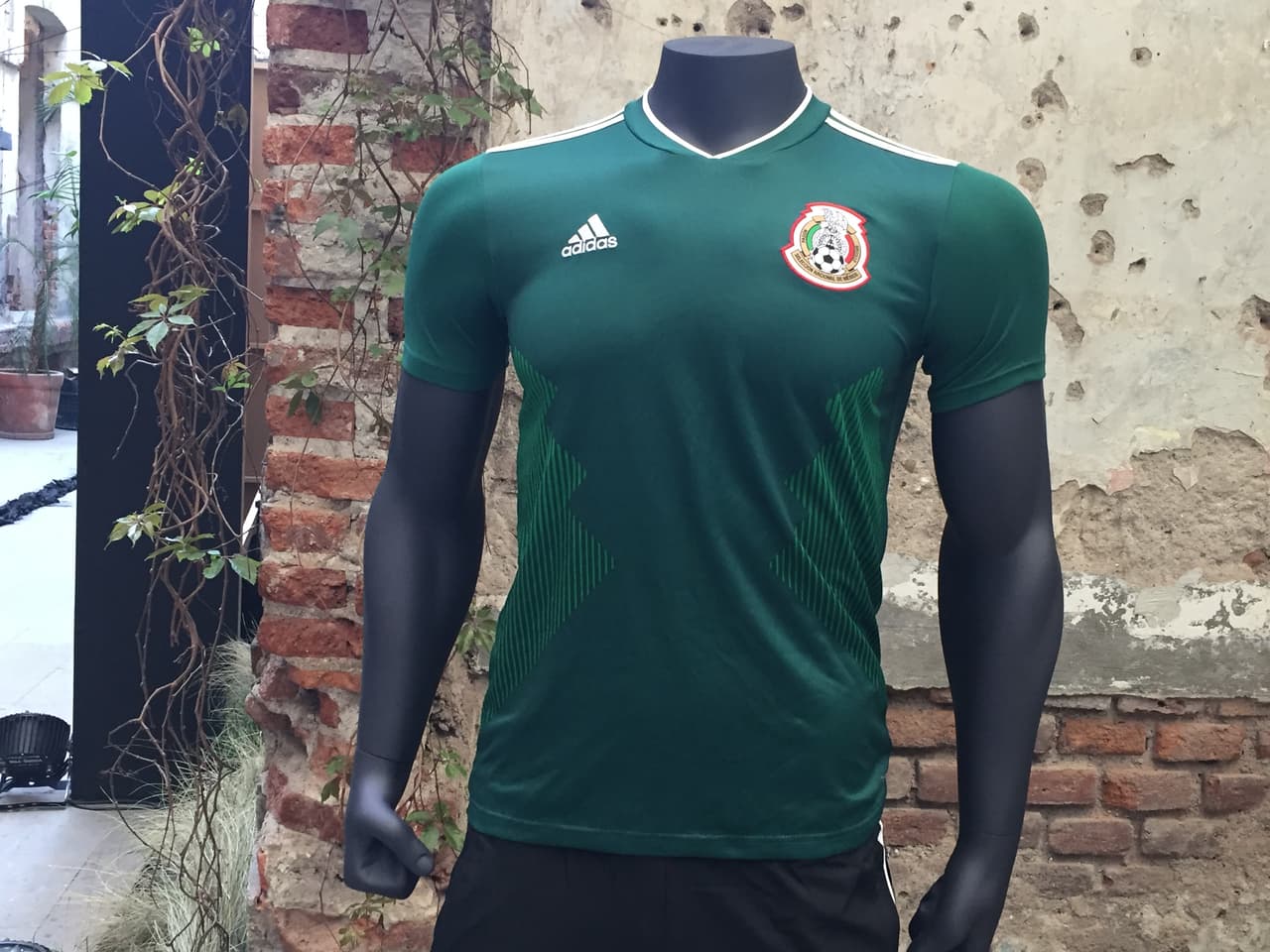 Con esta playera, México disputó el Mundial de Rusia 2018 y fue con la que le pegó 1-0 a Alemania, en ese momento, campeona del mundo.