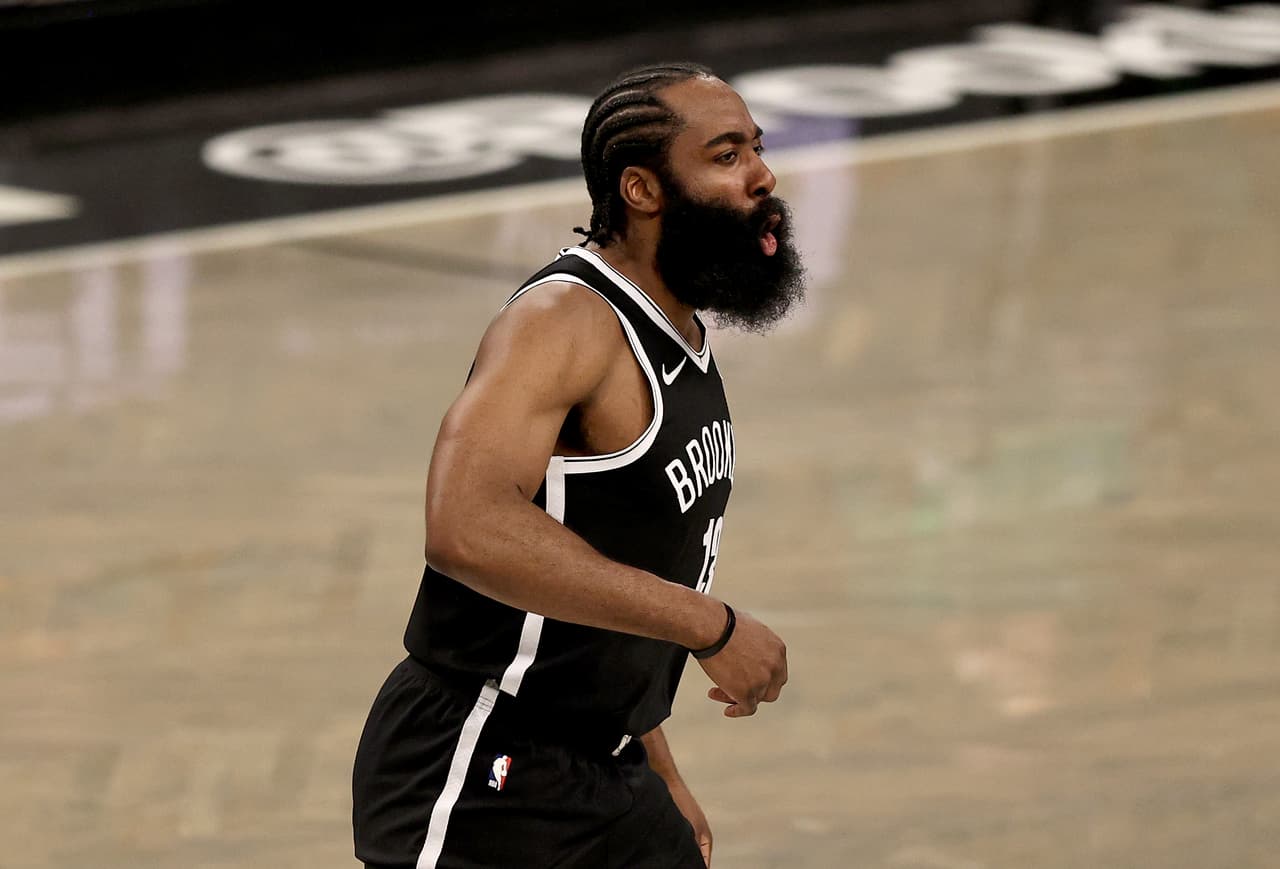 Nets ganan primer juego ante Bucks pese a lesión de Harden
