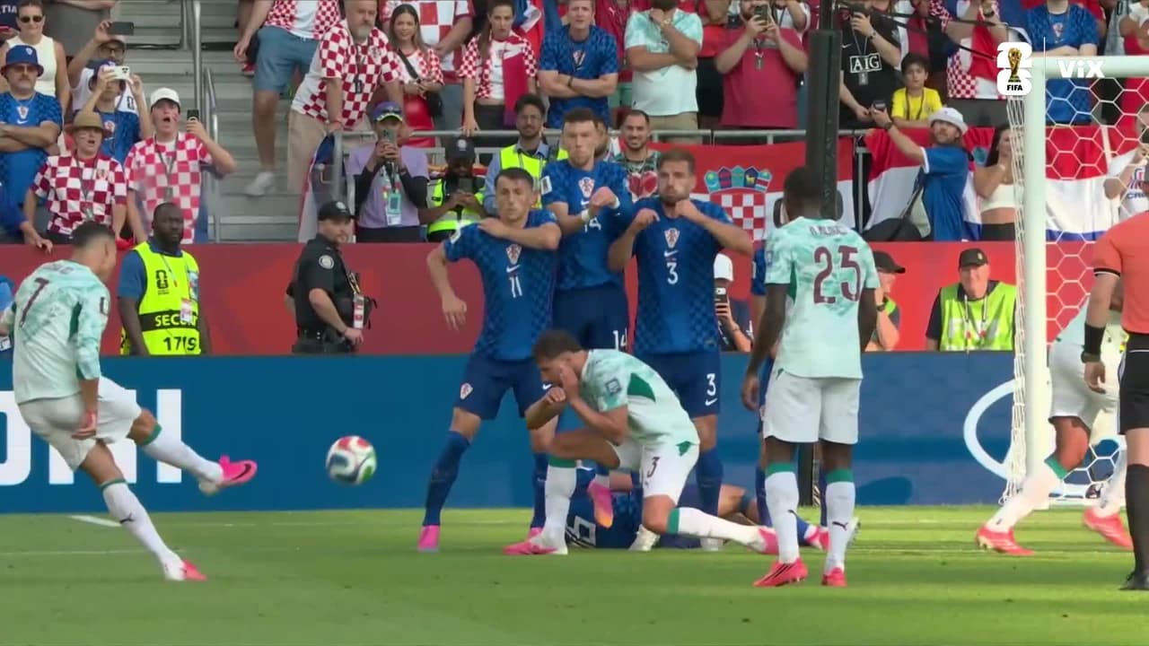 ¡Se vale sobar! Pongračić recibe un duro impacto tras el disparo de Cristiano