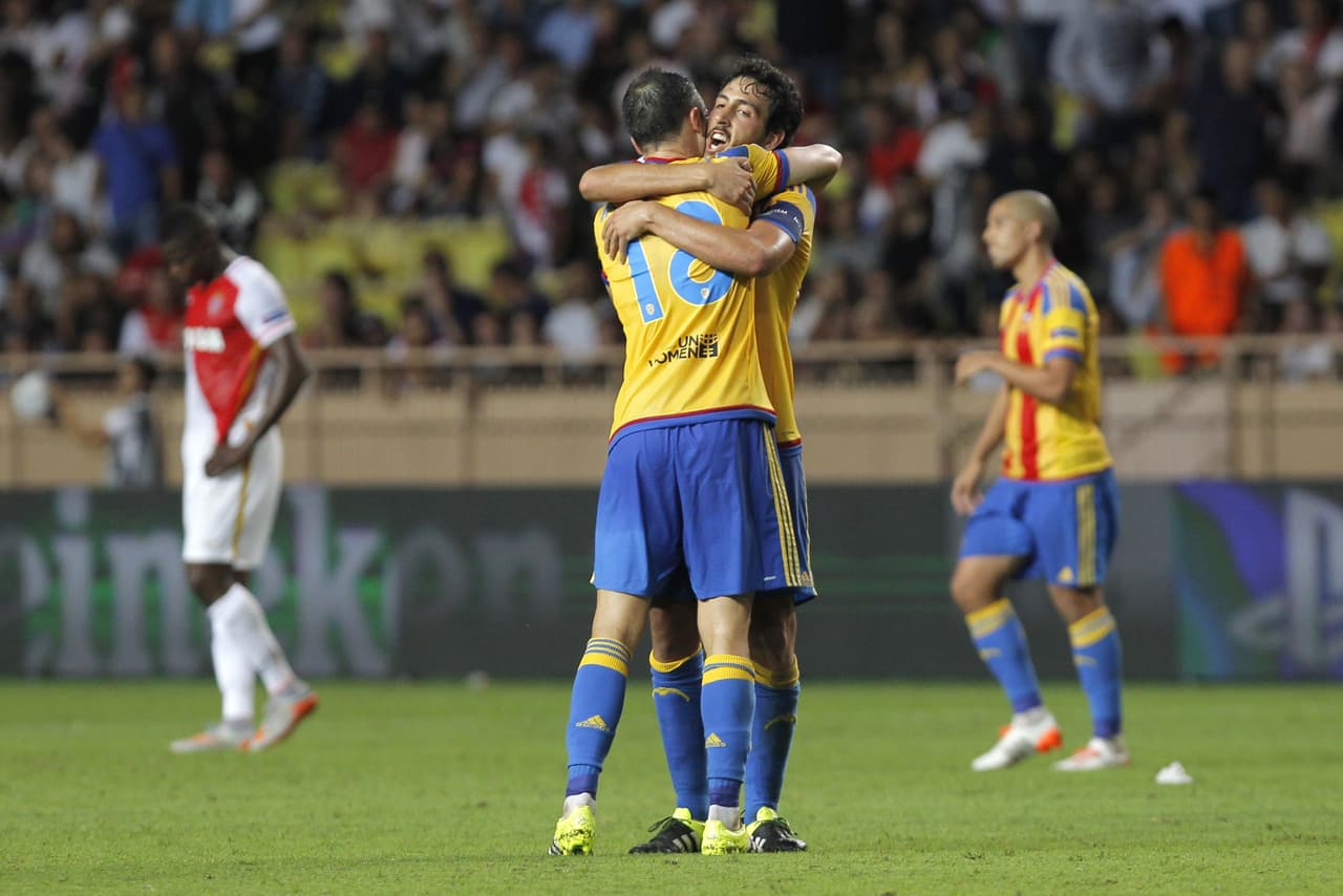 Valencia cae pero avanza en la 'Champions'