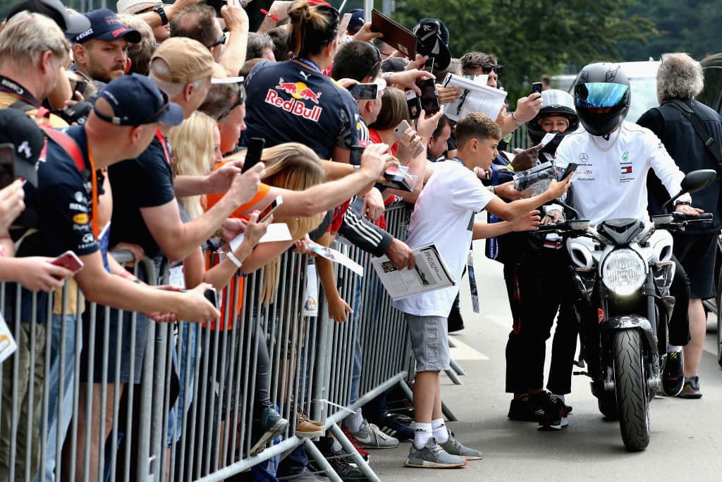 Hamilton es el actual líder en la clasificación general de pilotos y eso le da la confianza, por lo que aprovechó para saludar a los fanáticos.