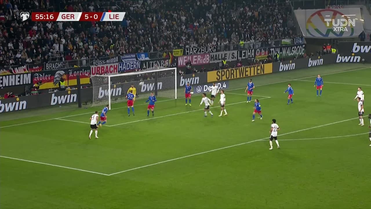 ¡CERCA! Lukas Nmecha disparó que se estrella en el poste.