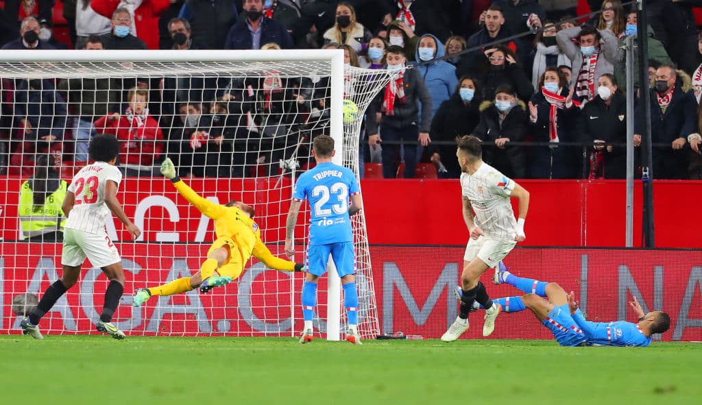 Con golers de Ivan Rakitic y Lucas Ocampos, Sevilla le pega 2-1 al Atlético de Madrid y se ponen a cinco puntos del líder, Real Madrid.