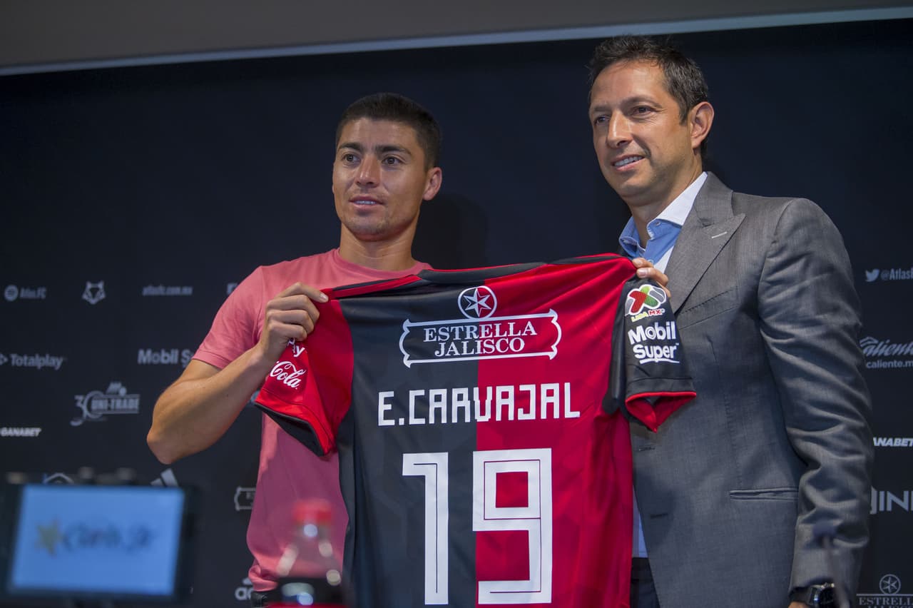 El director deportivo de Atlas, Ignacio Hierro, estuvo con el volante chileno en el acto.