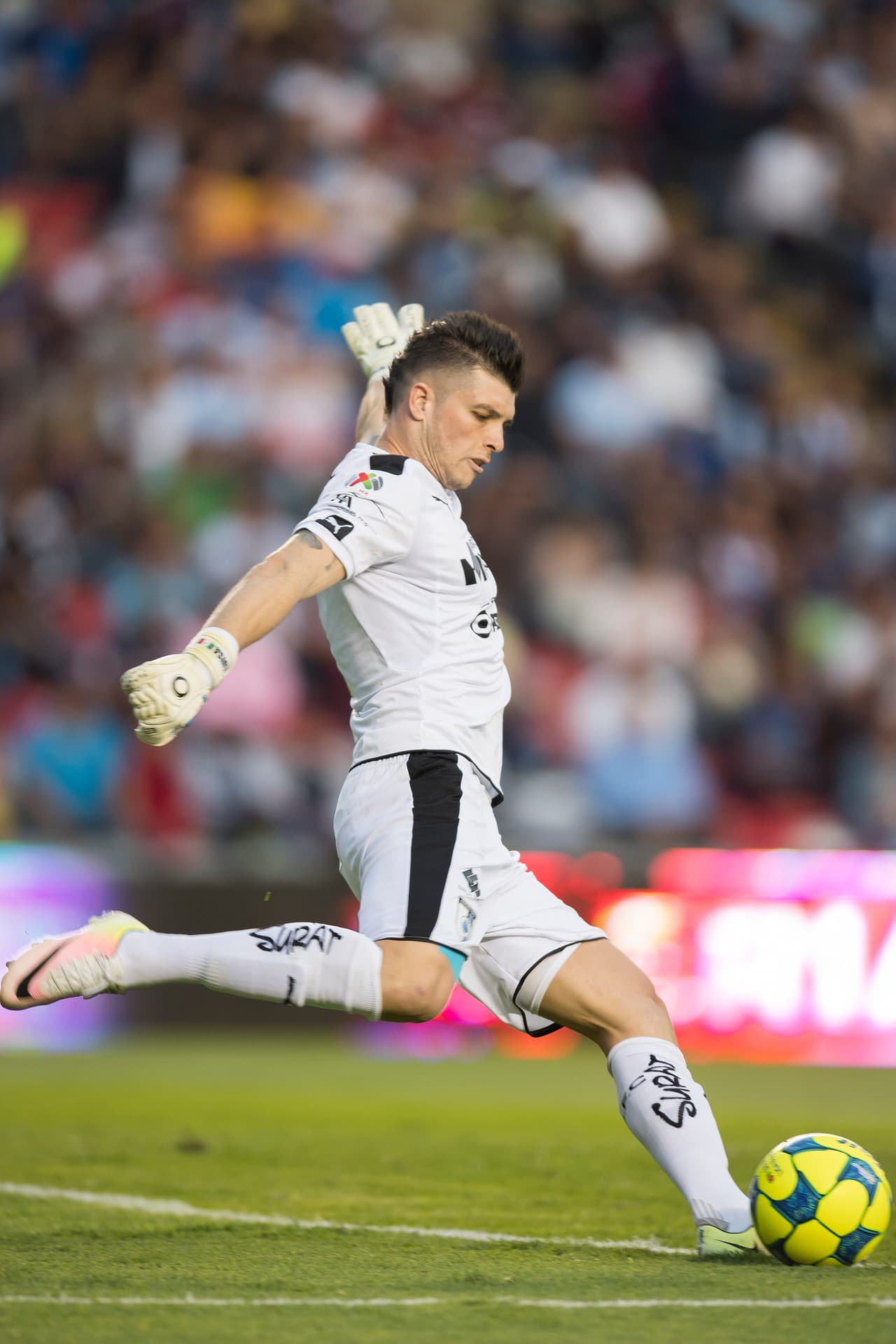 En el duelo entre Morelia y Querétaro, Tiago Volpi le hizo una gran atajada a Raúl Ruidíaz a los 70 minutos del partido en la jugada que pudo romper el empate sin goles.