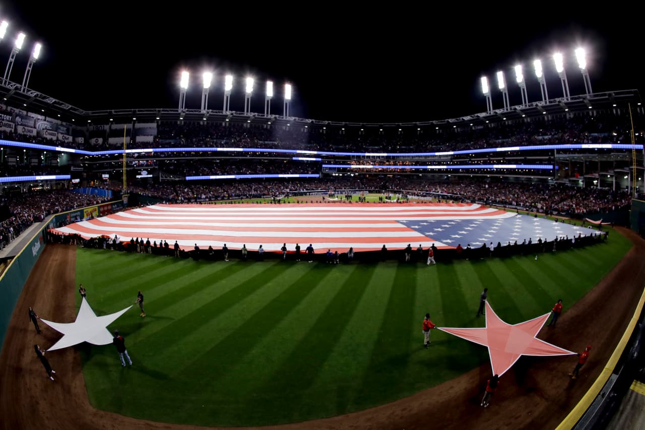 La presentación incluyó la belleza de la bandera estadounidense gigante desplegada en todo el campo de juego.