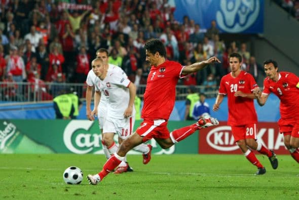 A nivel Europa el honor le pertenece al austriaco Ivica Vastic, el atacante de Austria anotó un gol de penal a los 38 años y 257 días de nacido.