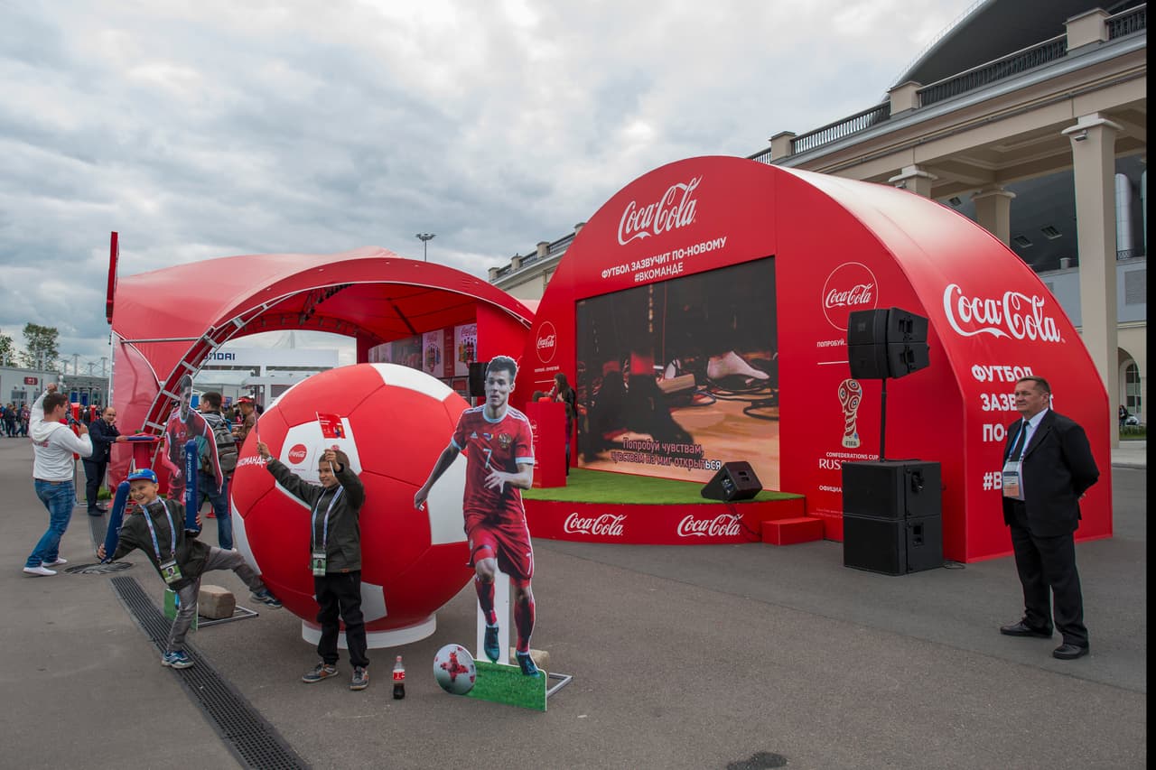 Algunos de los que fueron llegando se acercaron a la Fan Zone para vivir una experiencia diferente con juegos, premios y hermosas mujeres.