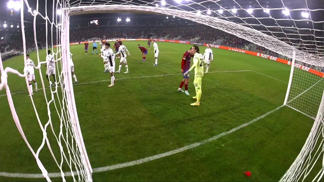 ¡CERCA! Adnan Kovacevic disparó que se estrella en el poste.