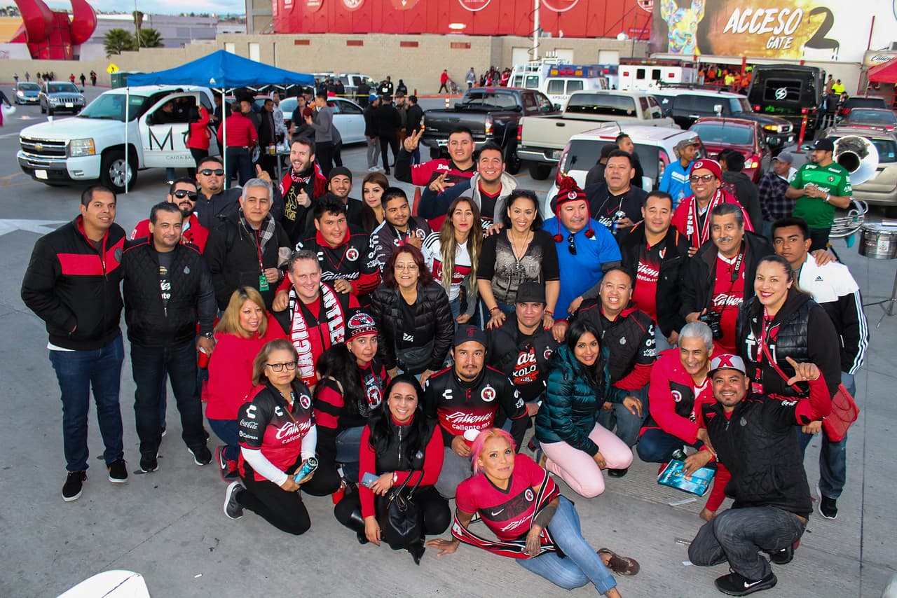 La afición de la jauría se dio cita a las afueras del Estadio Caliente para el tradicional 'tailgate'.
