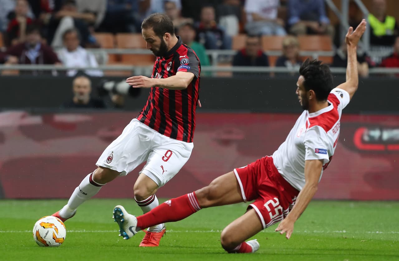 El partido lo dominó el Milan desde el principio y con Gonzao Higuaín se asomaba al arco griego.