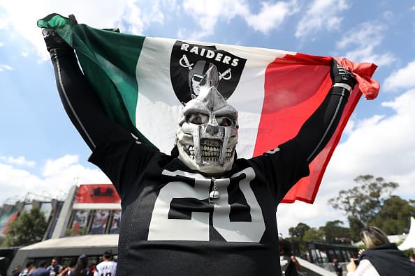 Maquillajes, disfraces, banderas... todo vale para demostrar la pasión que se siente en México por la NFL.