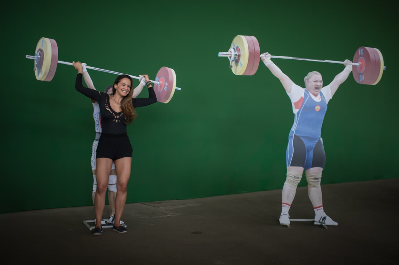 Al parecer esta fanática quiere parecerse a las levantadoras de pesas.