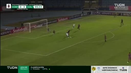 ¡Era el primero! Alves dispara y la defensa aleja el peligro