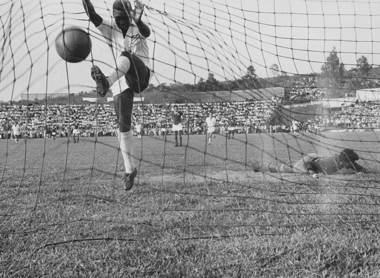 Pelé debutó a los 15 años con el Santos, en un partido contra Cubatao el 7 de septiembre de 1956, un mes antes de cumplir sus 16 años. Ese día anotó su primer gol oficial como profesional.