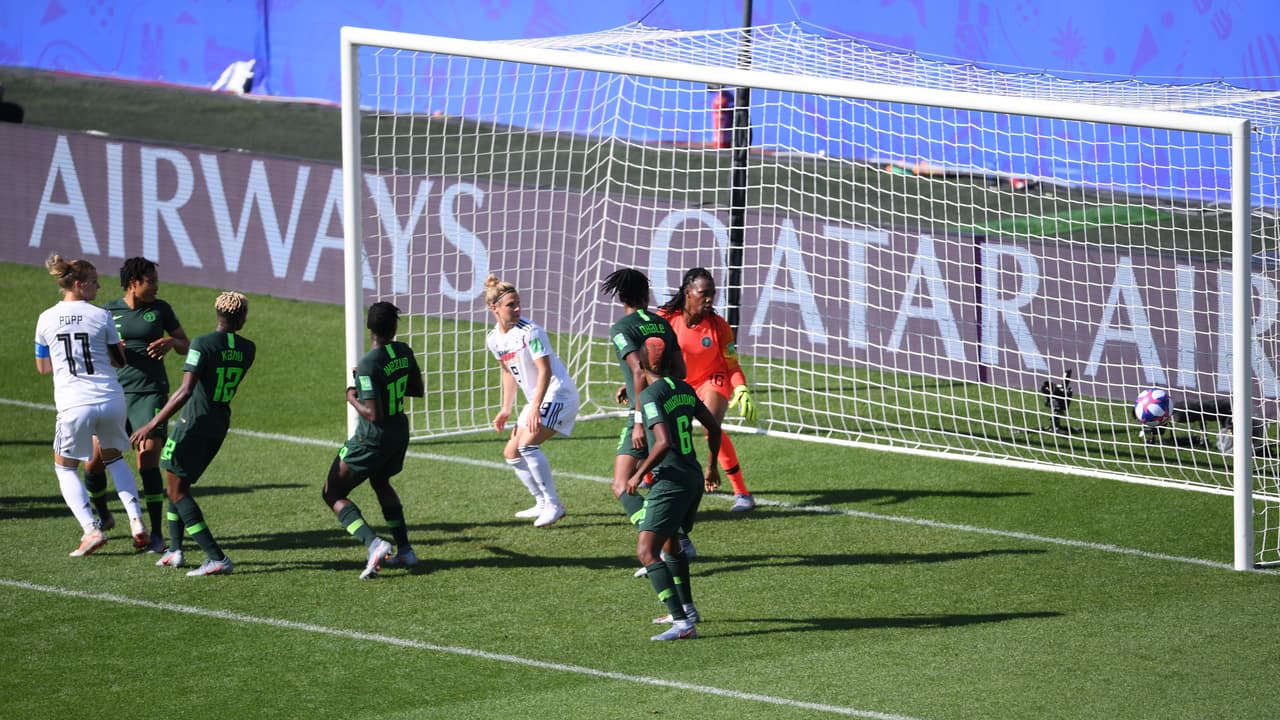 Alexandra Popp fue a que se encargó de abrir el marcador en el Stade des Alpes al minuto 20 con un certero cabezazo en el área.