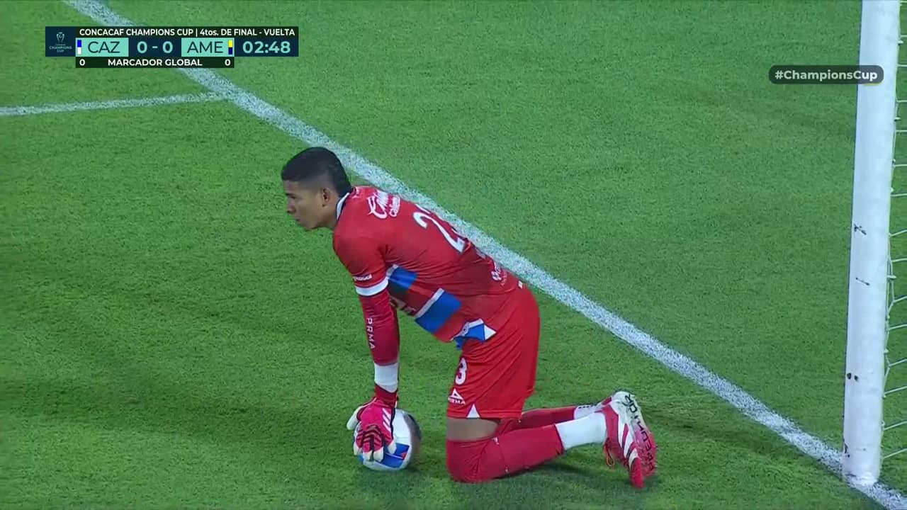 ¡TIRO ATAJADO! disparo por Érick Sánchez.