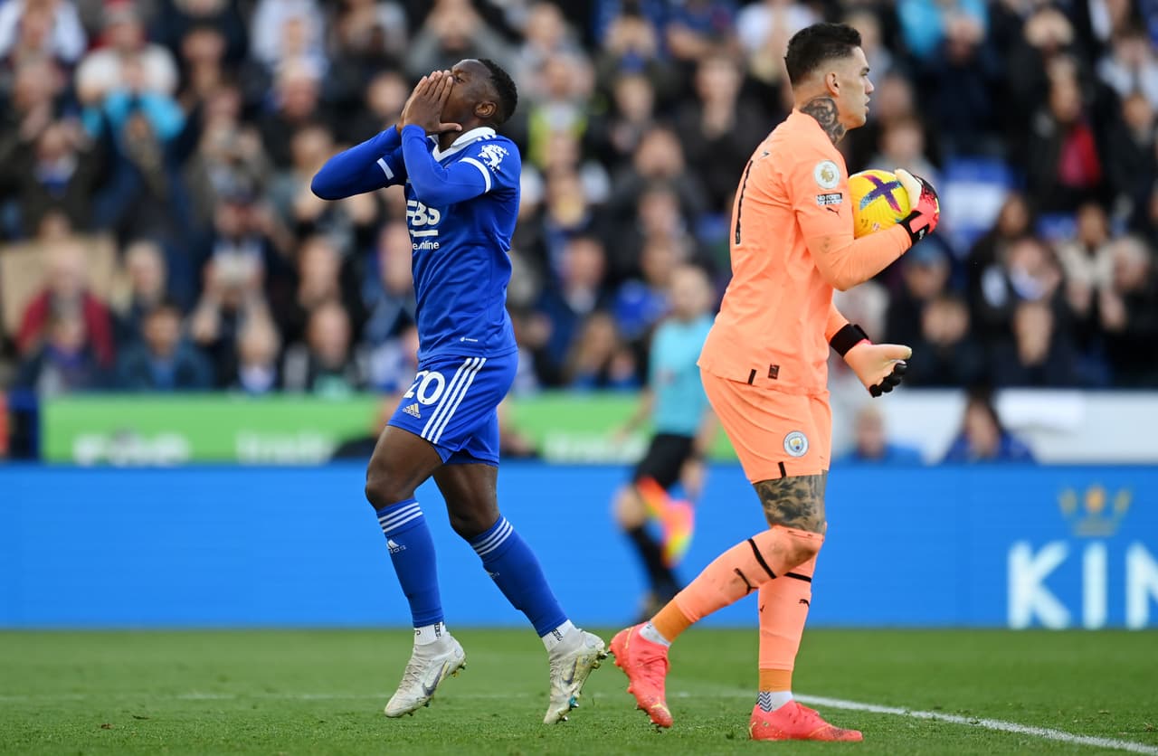 Manchester City se mantiene como líder de la Premier League aunque sufrió para vencer al Leicester City.