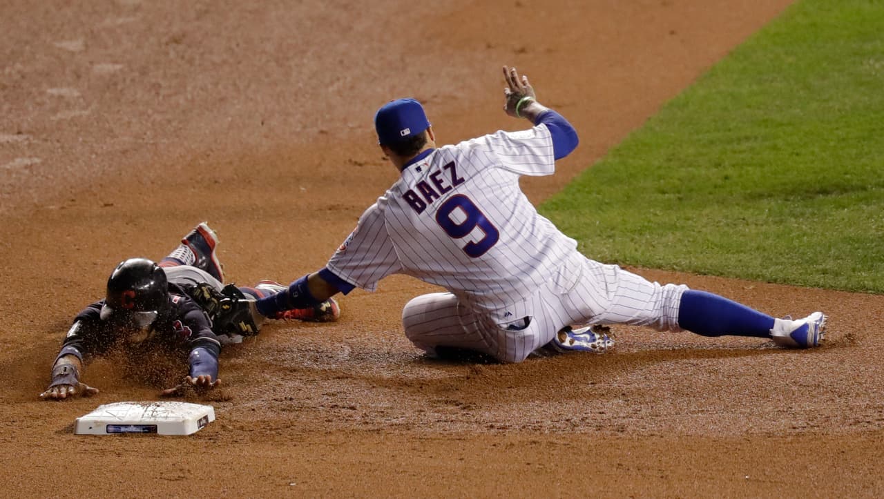 La defensa de Chicago Cubs pudo aguantar la ofensiva de Indians, que descontó en la sexta con una anotación de Rajai Davis.