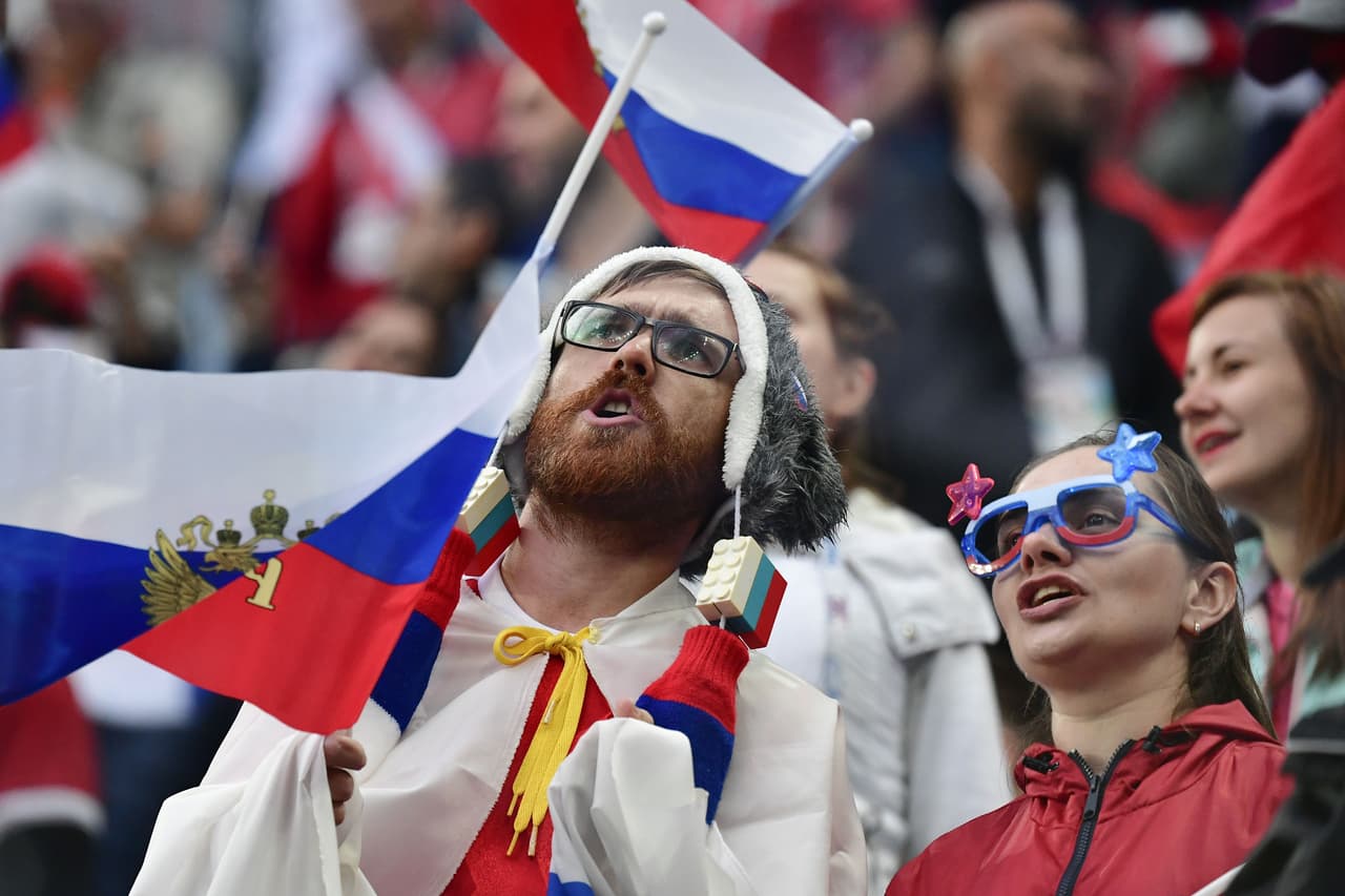 El respeto mutuo, el colorido y la alegría son parte de la fiesta de los fanáticos de Rusia y Egipto en el segundo partido de ambos en el grupo A del Mundial de Rusia 2018 en San Petersburgo.