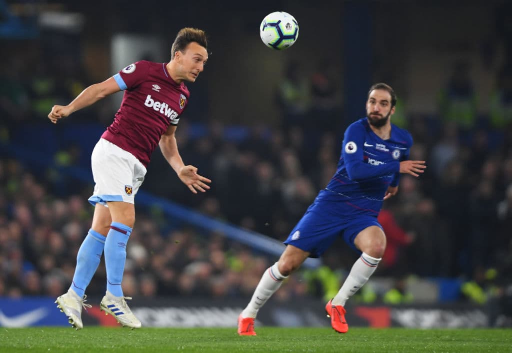 Para la segunda mitad el equipo visitante intentó sorprender al Chelsea con balones al área pero fue una estrategia que abandonaron pronto al ver su inefectividad.