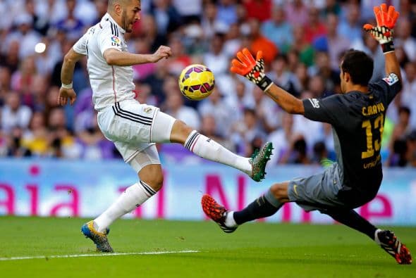 Benzema tuvo un mano a mano con Claudio Bravo, que el chileno resolvió con acierto.