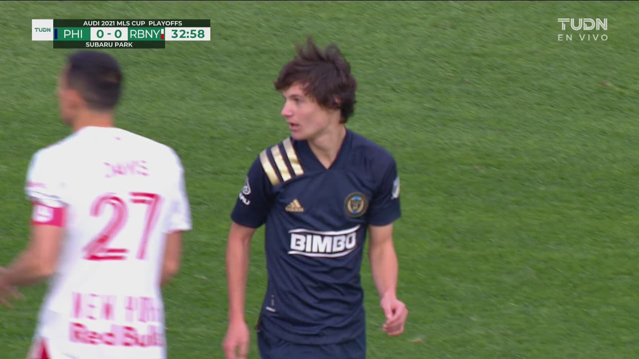 ¡No le pega bien! Aaronson está solo y la manda desviada ante NY