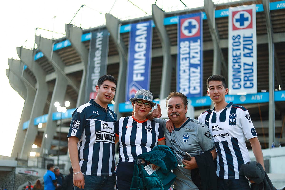 Gran cantidad de fanáticos en las afueras del Estadio Azteca a minutos de la Semifinal entre Cruz Azul y Monterrey.