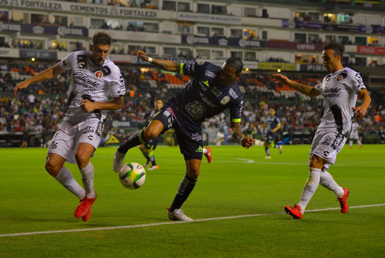 En la segunda mitad, los Xolos le cedieron el esférico y la iniciativa a La Fiera, so pena de jugársela y echar abajo su fortaleza defensiva, apelando a la estrategia de defenderse.