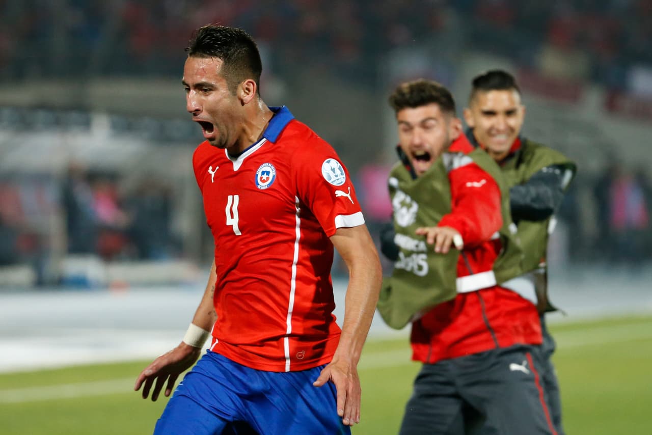 Mauricio Isla, a nueve minutos del final, encajó el gol que puso a vibrar el Estadio Nacional de Chile.