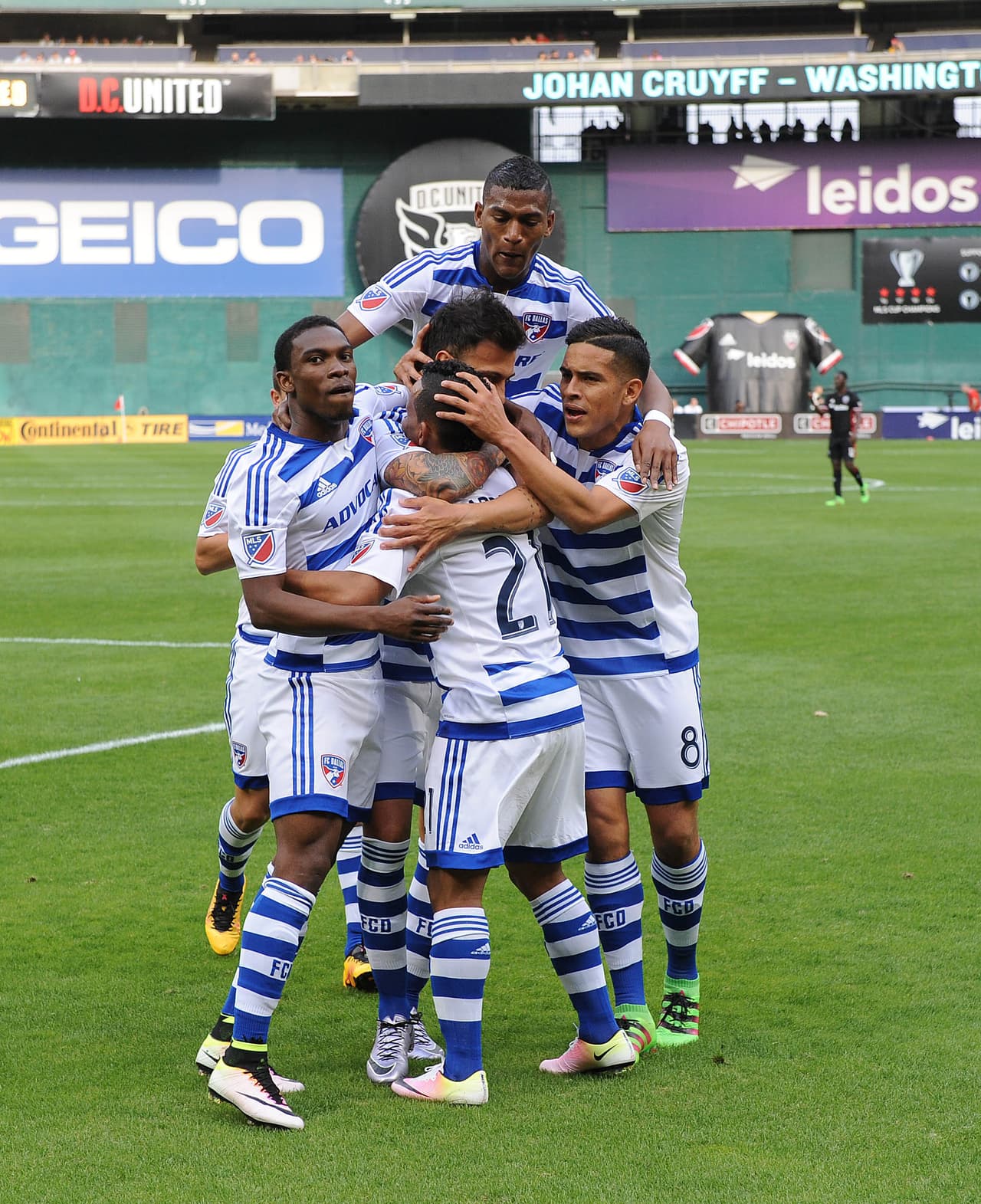 DEL: Fabián Castillo (FC Dallas). El colombiano tiene un entendimiento envidiable con los otros atacantes texano. En el primer tanto, arrastró la marca para que Barrios entrara como por su casa, y en el tercero le marcó la corrida a Díaz y posteriormente le puso medio gol a Urruti.