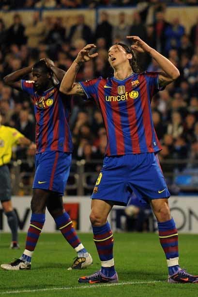 El sueco Zlatan Ibrahimovic dio más argumentos para hablar de su baja de juego al fallar más de una opción de gol clara.