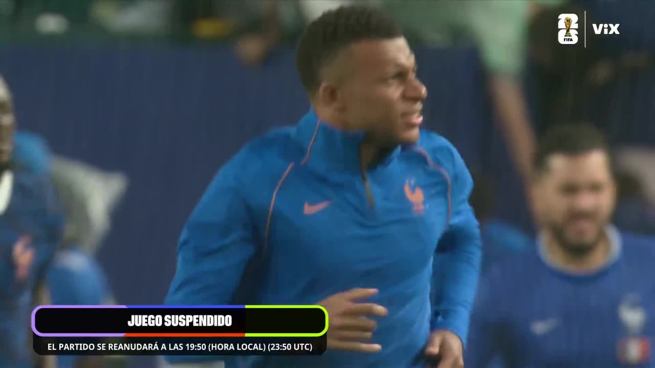 ¡Los jugadores saltan a calentar nuevamente! Un sesión antes de que se reanude el partido