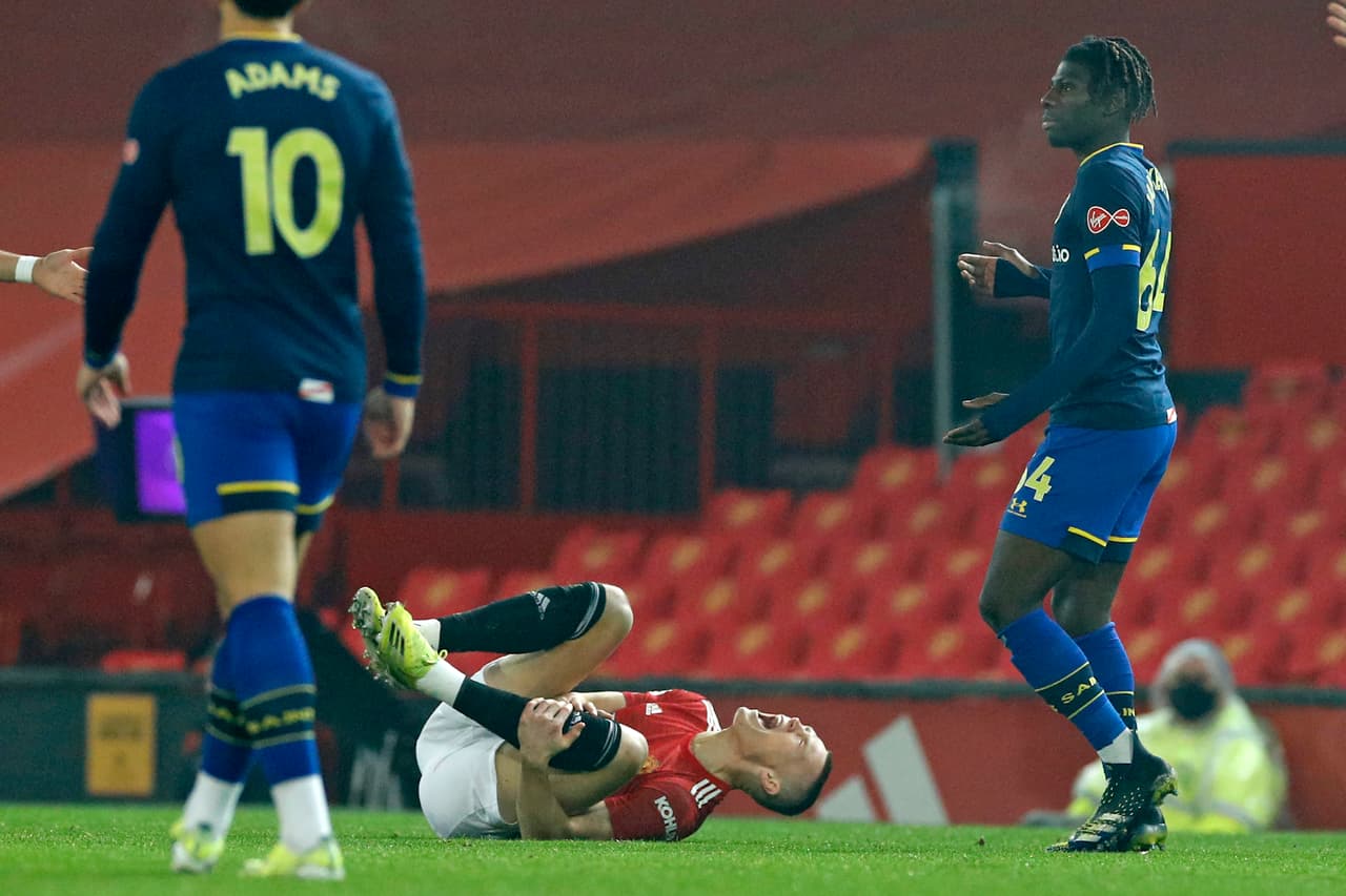 ¡Debut y despedida! Jankewitz recibe la expulsión más rápida de la Premier