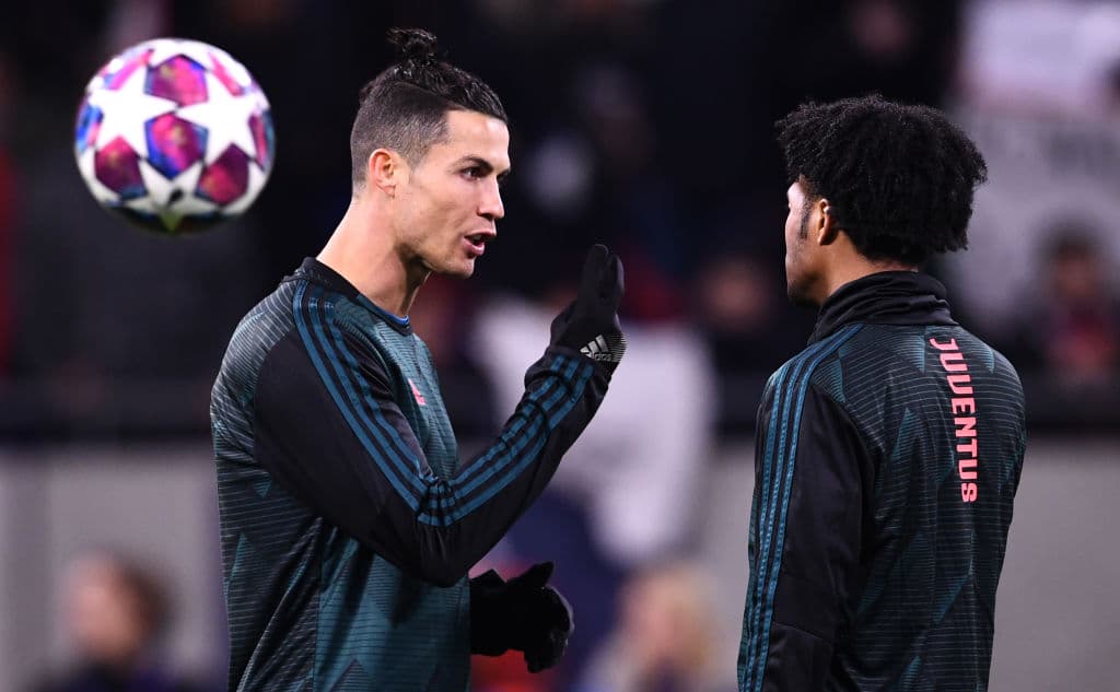 Durante el calentamiento, Cristiano Ronaldo platica con Juan Cuadrado y le da tips para usar durante el encuentro.