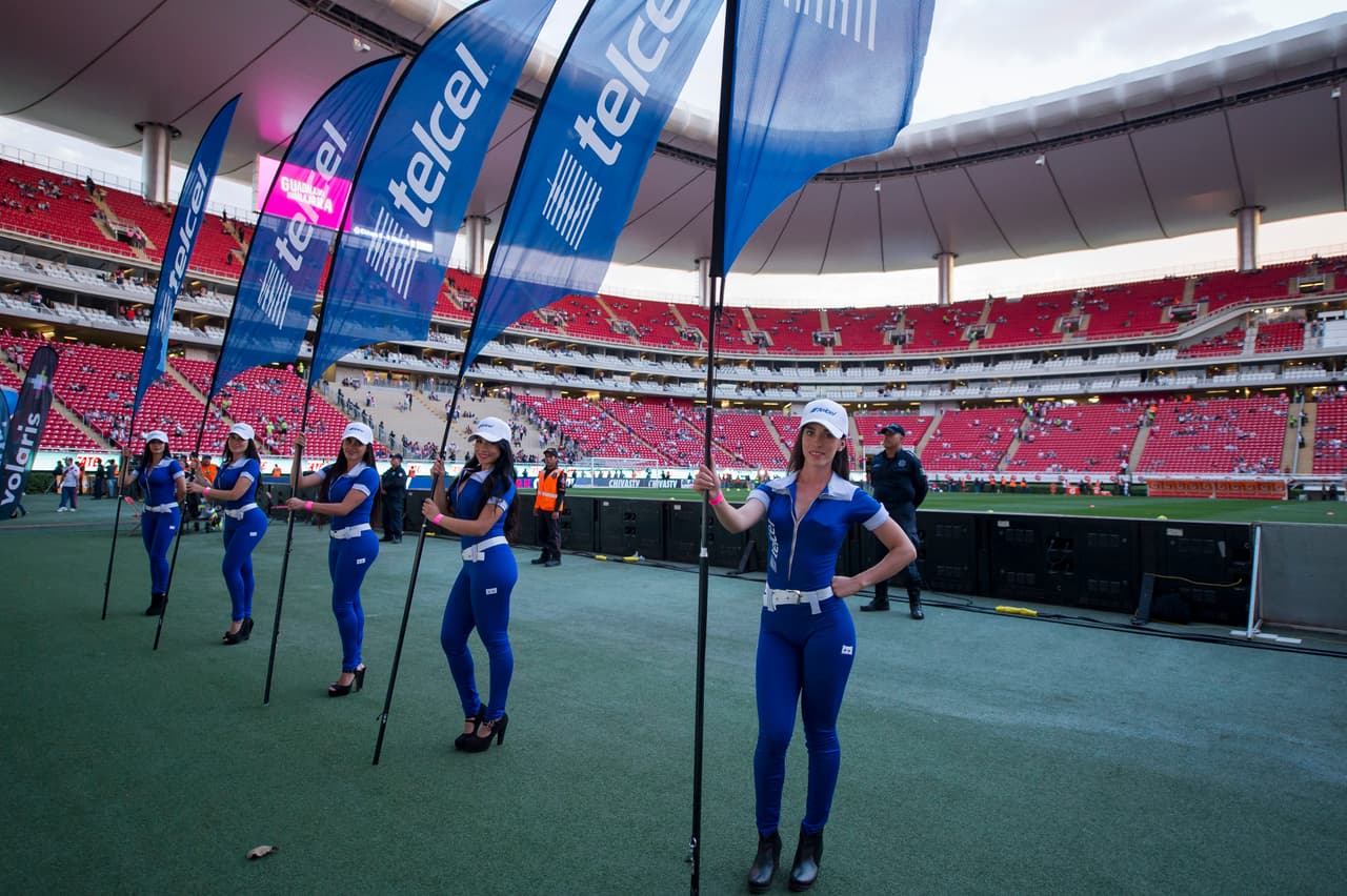 La final de la Copa MX en Guadalajara entre Chivas y Morelia se vio enmarcada por el colorido característico de este tipo de encuentros, con la belleza de porristas y fanáticas, y con la fiesta que se vive en las tribunas.