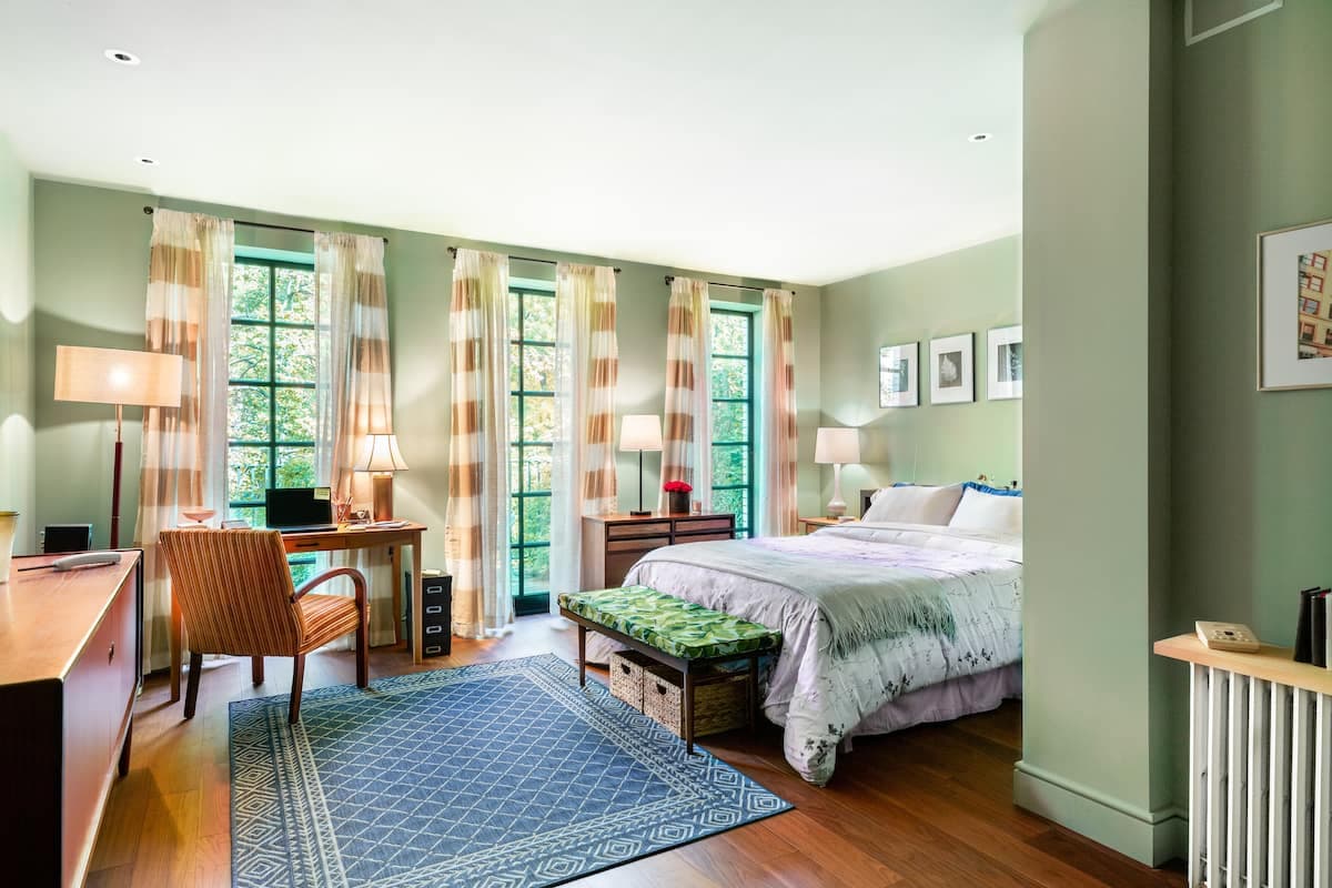 De hecho, el apartamento es un tesoro de réplicas que los fanáticos de "Sex and the City" recordarán con cariño.