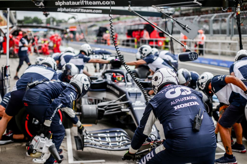 Las clasificaciones tuvieron un toque polémico pues el británico realizó un movimiento inesperado al salir a una velocidad muy baja de los pits, obstaculizando a Max Verstappen y afectando a Sergio Pérez quien debido a esto no pudo terminar su última vuelta en la Q3, restando la posibilidad de que terminara en una mejor posición.
