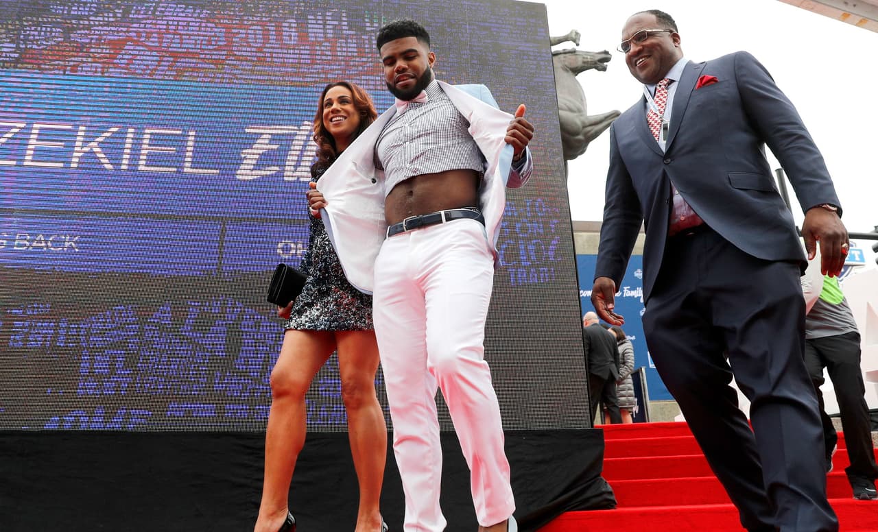 Siempre extrovertido, Ezekiel Elliott, producto de Ohio State.