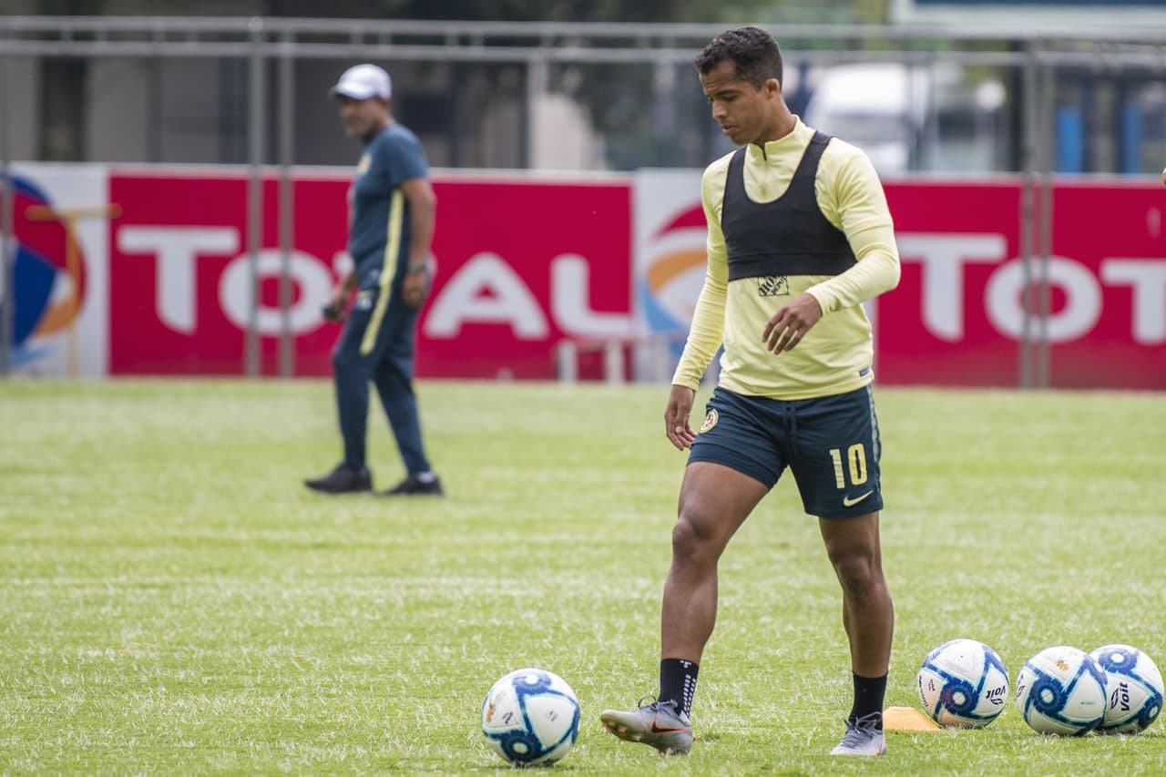 Giovani dos Santos deslumbró en su debut en el Azteca, pero se resintió de su lesión y todavía es una incógnita su regreso.