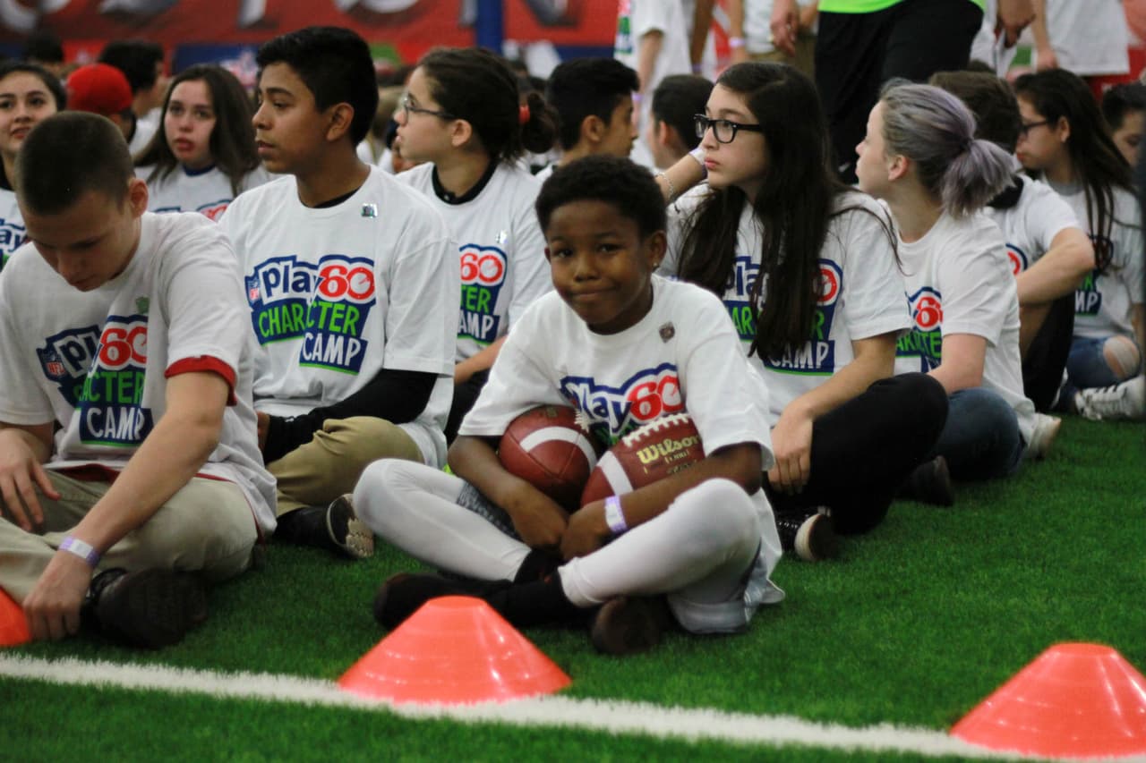 Anthony Muñoz, miembro del Salón de la Fama desde 1998, compartió su experiencia con niños y jóvenes de Houston en el lunes previo al Super Bowl LI.