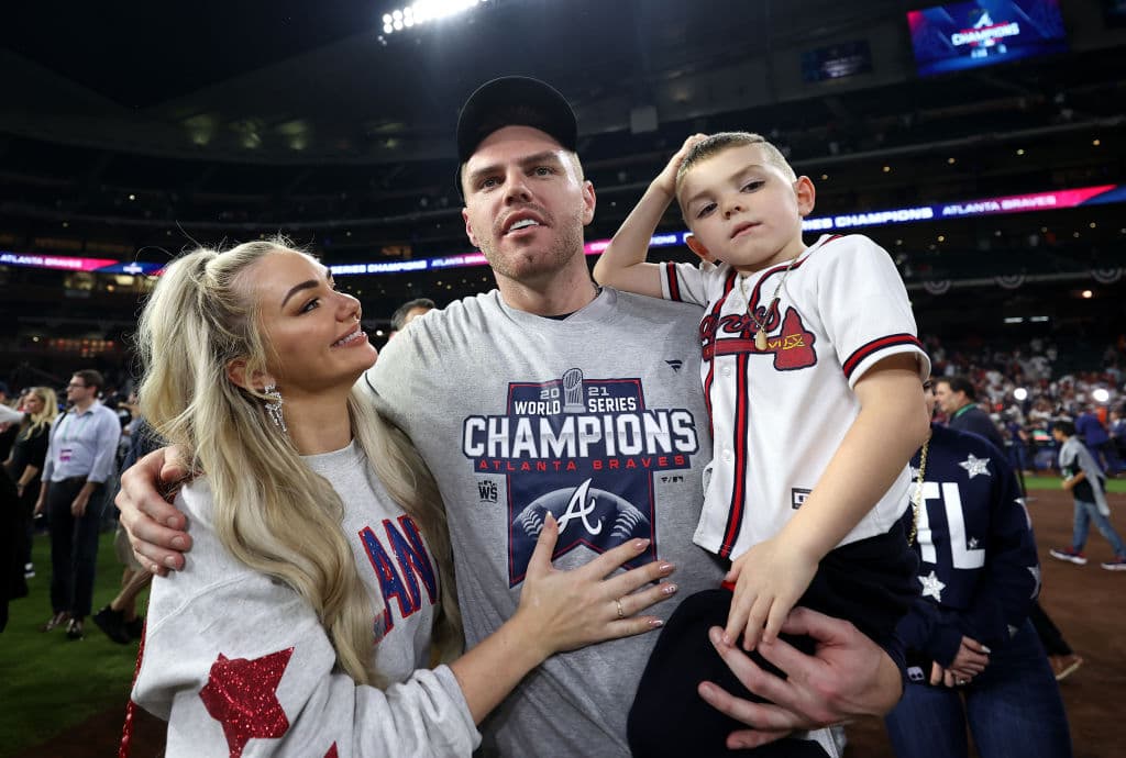 Fiesta en Houston, tras un aplasatante enfrentamiento, jugadores de los Atlanta Braves celebran el cuarto título de Serie Mundial de la franquicia.