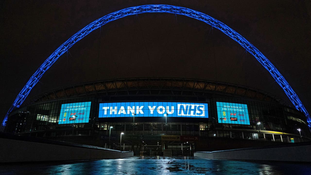El Wembley Stadium se iluminó de azul al igual que muchos monumentos importantes de Londres.