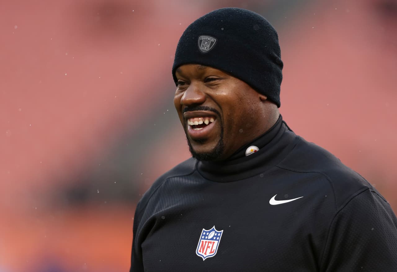 Joey Porter – Si bien se salió con la suya, el coach de linebackers y ex jugador de los Steelers, se metió de manera mañosa al partido tras la lesión de Antonio Brown insultando de manera antideportiva a los jugadores de los Bengals, ‘Pacman’ lo empujó pero Porter podría ser multado.